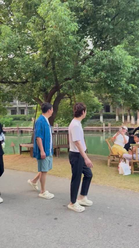 网友在乌村偶遇何炅黄磊录《向往的生活》