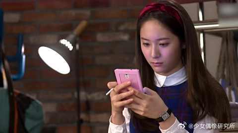 朋友说宝娜又纯情派了，宝娜准备了和灿荣用的情侣装备