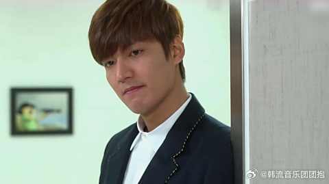 金叹和宝娜击掌，宝娜立马呼喊灿荣，这一反应太逗了