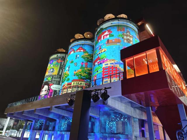 在上海徐汇滨江西岸梦中心,百年水泥厂的“大砼仓”化身为“赛博建筑”。新华社记者 张梦洁 摄