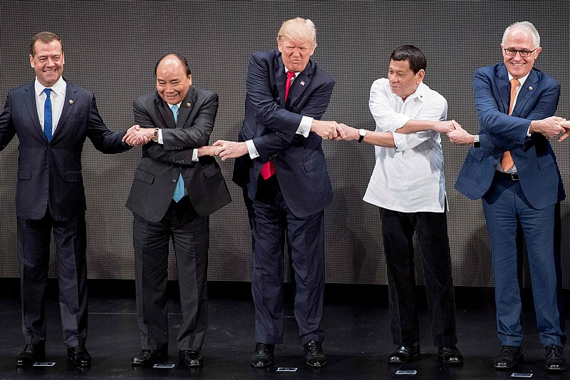 资料图：2017年11月13日，菲律宾马尼拉，第31届东盟峰会开幕，美国总统特朗普等与会领导人拍摄全家福。 视觉中国