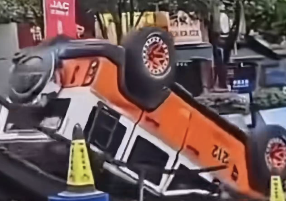 “212”越野车爬坡翻车，北汽集团紧急声明“与我无关”！北汽制造什么来头？