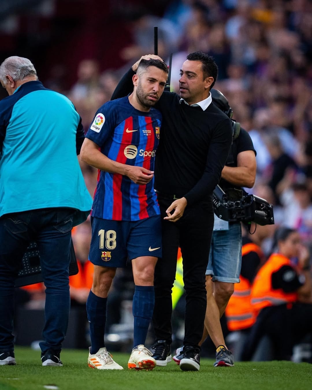 哈维、阿尔巴、佩德里、罗贝托、巴尔特拉和德乌洛费乌致敬阿尔巴