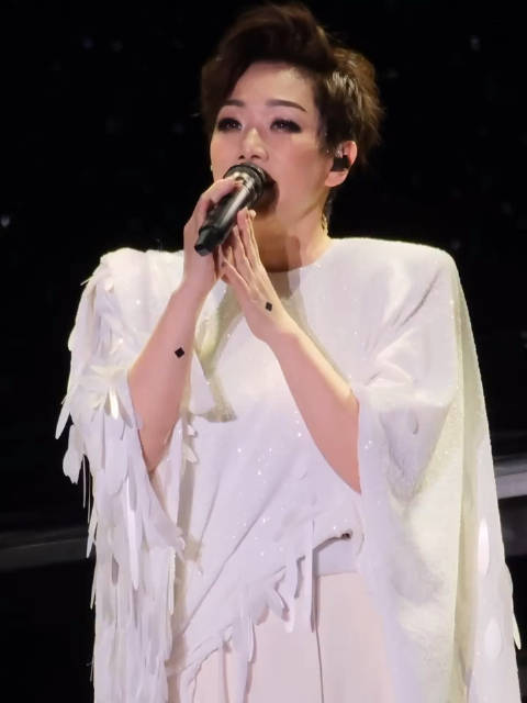 林忆莲演唱会献唱经典《至少还有你》