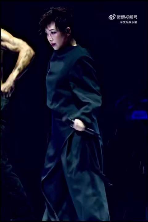 林忆莲长春演唱会穿萝卜裤飒爽开唱，50+唱跳稳如磐石