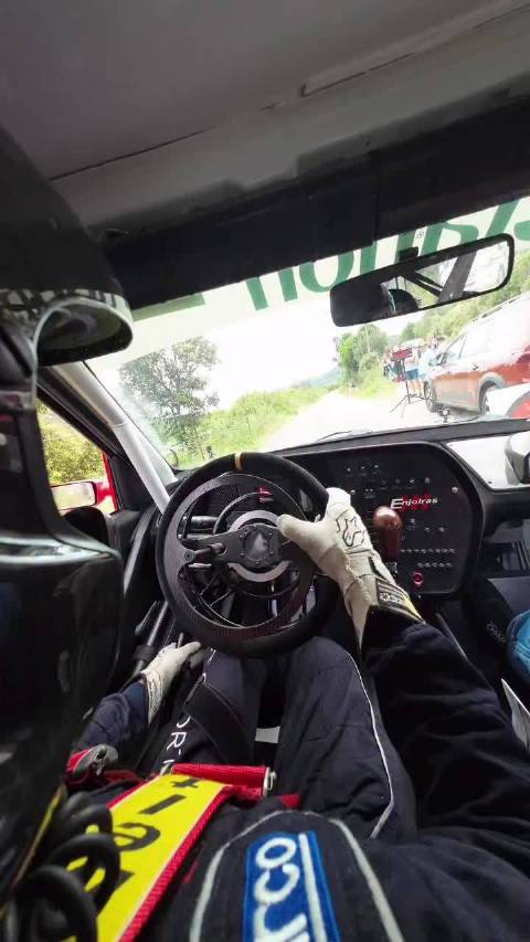 下肢残障人士也可以开拉力赛车 而且开的非常流畅