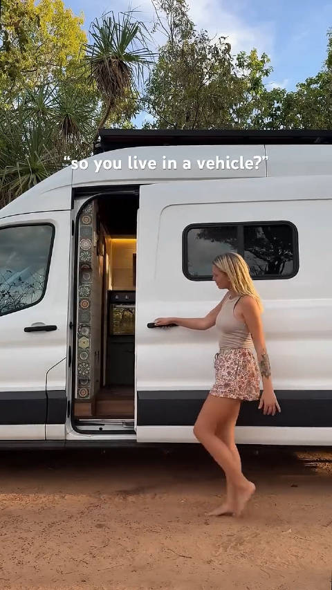 看看金发小姐姐怎么装修自己的露营车，跟糙老爷们儿确实大不一样