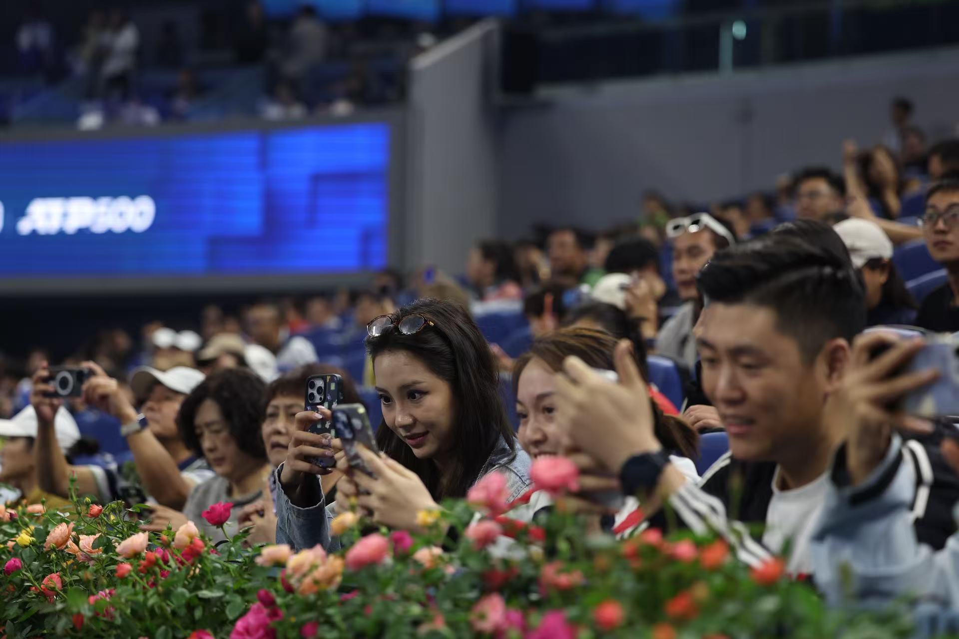 中網球迷在拍攝球員比賽。新京報記者 王飛 攝