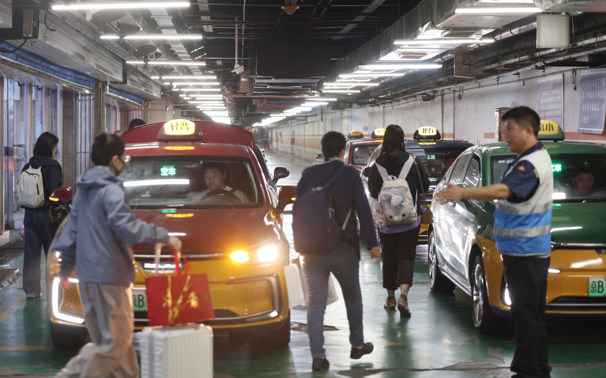 北京西站地區北負二出租車調度站，旅客與出租車快速「對接」。新京報記者 王貴彬 攝