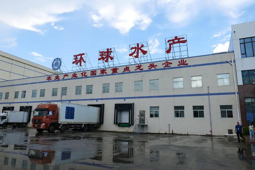 货车在环球水产厂装货。茂名日报社全媒体记者 张波 摄