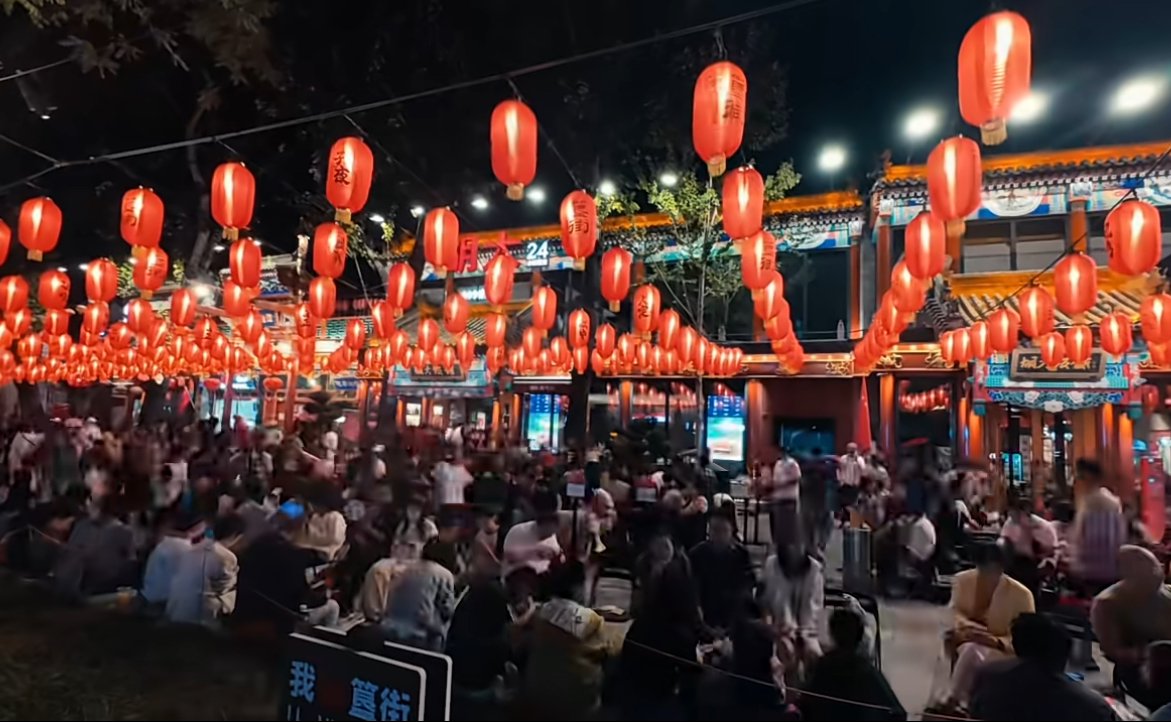 雙節期間，簋街依舊是北京餐飲消費的熱門地區。新京報記者 王萍 攝