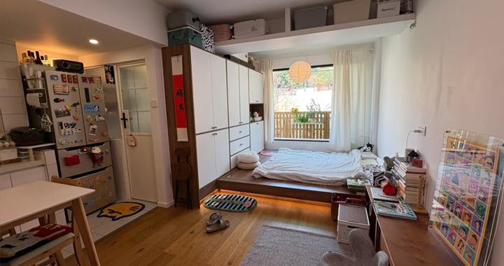 深圳这间20㎡蜗居火了：一楼窗外有露台，没卧室地台当床睡三人？