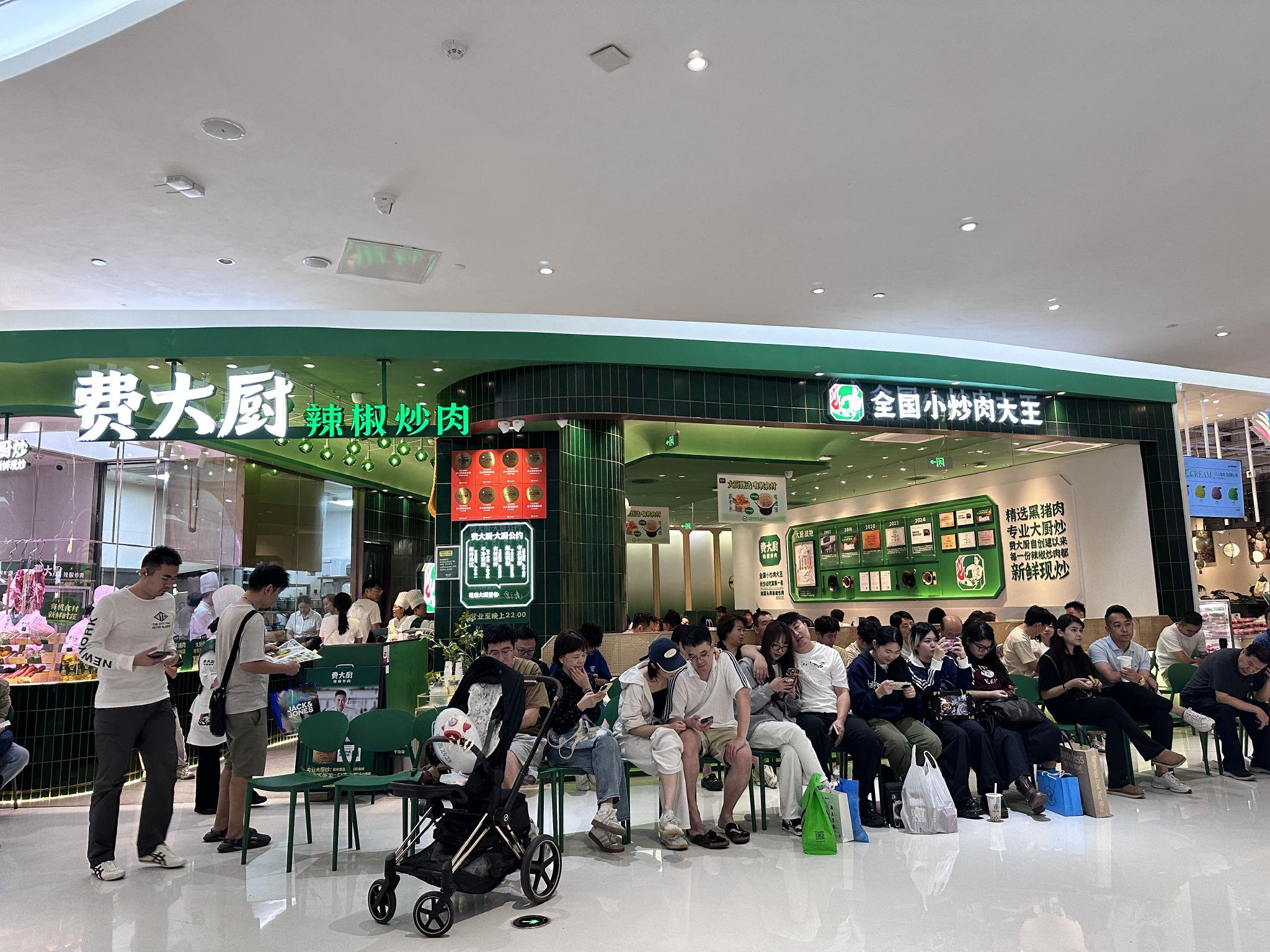 國慶中秋假期，多家餐飲門店排隊等位的客流居高不下。新京報記者 王萍 攝