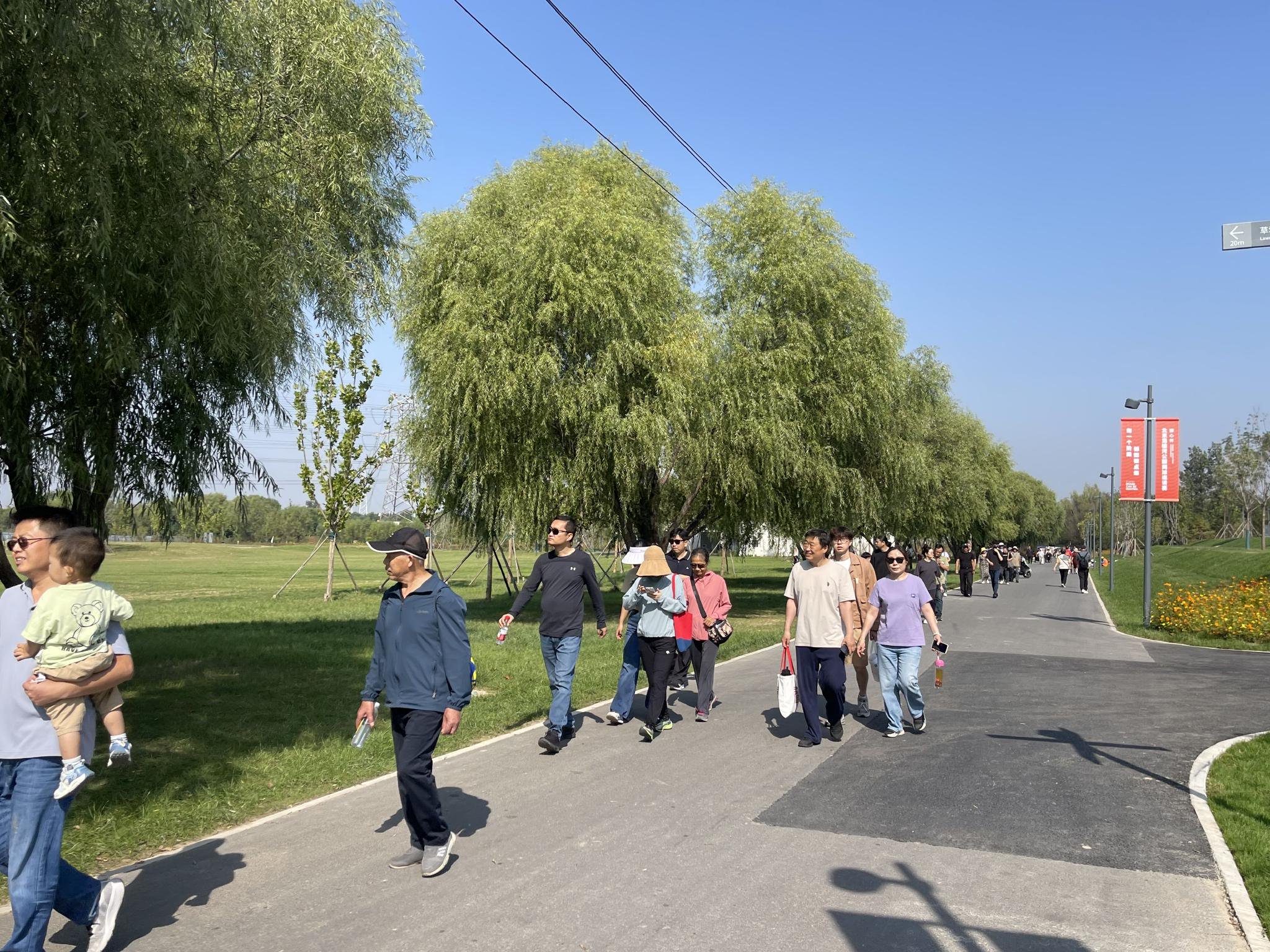 10月2日，剛開園的溫榆河公園二期迎來遊客觀光。新京報記者 吳婷婷 攝