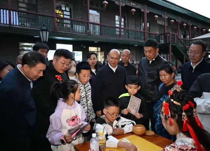 10月5日，黑龍江省委書記許勤到中華波路克歷史文化街區，與遊客交流。圖片來源：黑龍江發佈微信公眾號