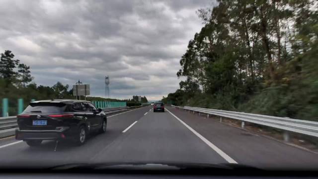 那当然是在问界M9的AEB和自己的精准操作下完美避免了一次追尾