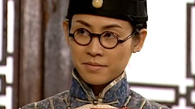 男子展示薄纸一分为二绝技引惊叹