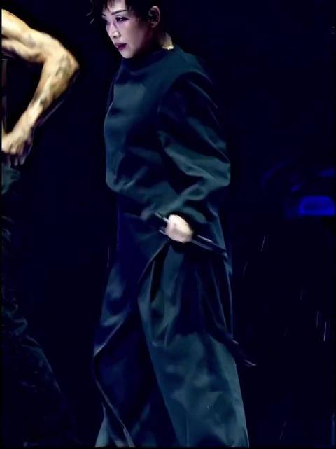 林忆莲舞台妆造帅气声音温柔