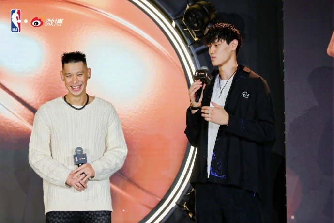 林书豪曾凡博澳门同框亮相NBA微博合作发布会