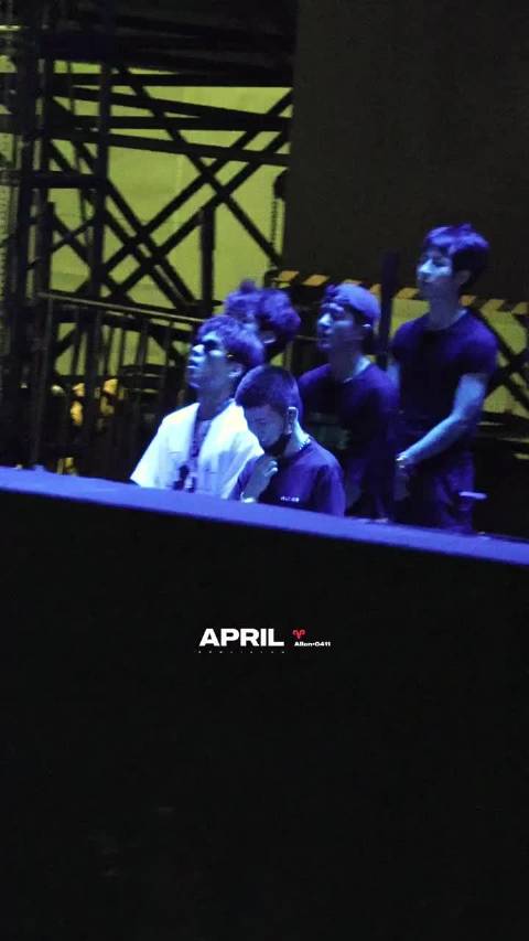 台上任嘉伦台下任国超的反差比，寸头哥真是百变啊！