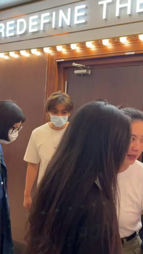 李佳航怎么胖了这么多，而且黑眼圈好重啊（每天都在熬夜打游戏）