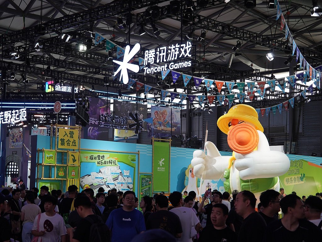 2025年8月1日，上海，ChinaJoy开幕首日，腾讯游戏展台前人潮涌动。视觉中国 图