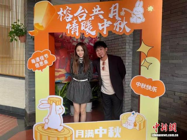 2025年9月底，吴军(右)携太太参加于福州举办的中秋活动。 郑江洛 摄