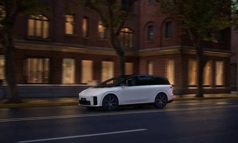 “小蓝灯”点亮黄金周，国庆自驾归来“不开车”｜封面测试