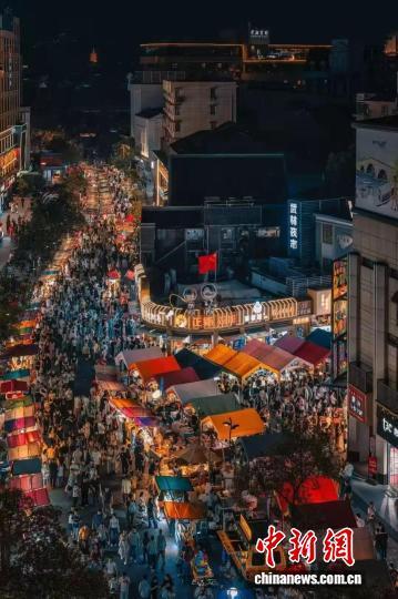 杭州武林夜市成为假日热门打卡地。拱墅发布 供图