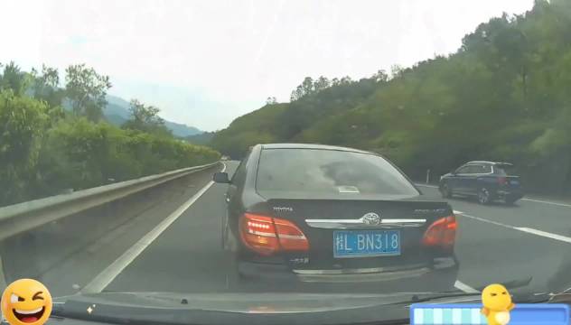 黑车实线变道遇白车连续变道致追尾