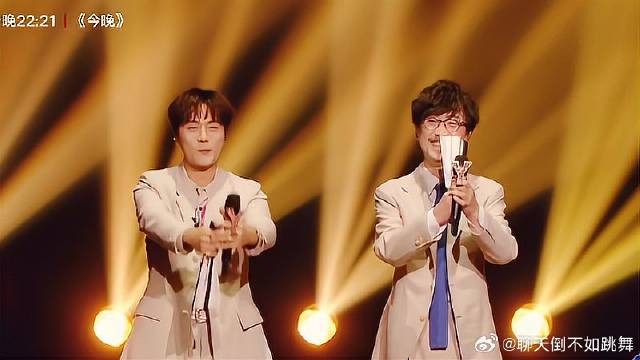 周传雄太会玩了 与陆虎合唱，竟带他到处鞠躬拜师！