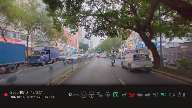 就在刚刚发生的一场车祸，行车记录仪刚好记录了下来，谁的责任？