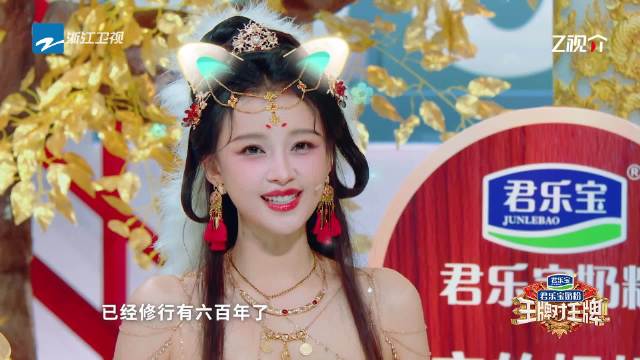 孙怡古装红裙惊艳亮相，蒋龙戏称糖葫芦精