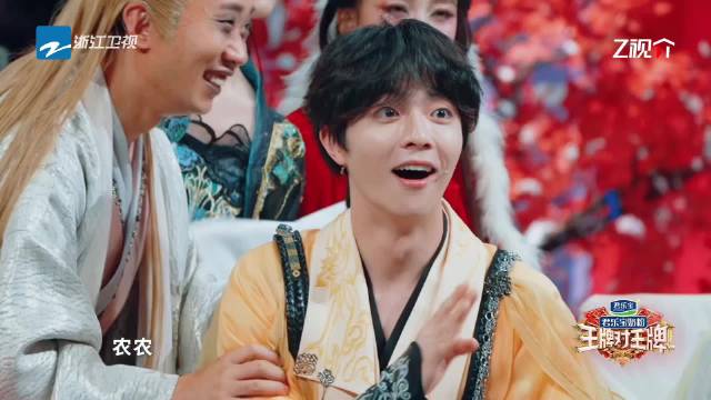 沙溢自罚一杯后偷袭彭昱畅，王牌对王牌现公平游戏