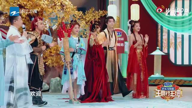 孙怡古装红裙亮相王牌对王牌，蒋龙赞其糖葫芦精造型