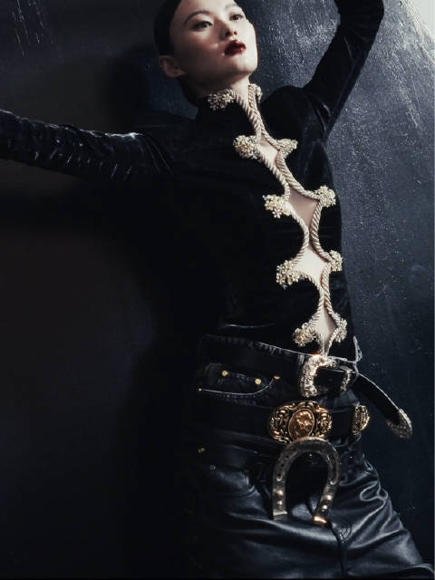 贺聪嘉人十月刊封面大片曝光，分享音乐阅读与烹饪日常