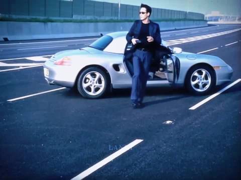 “没人能拒绝熟男的魅力”谁敢信这是28年前的赛博广告大片？