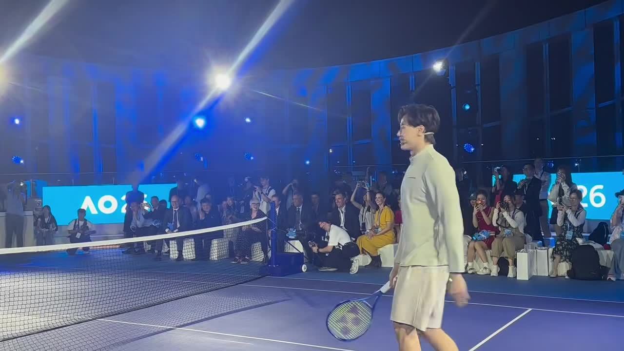 奥运冠军覃海洋在网球场上挑战张之臻