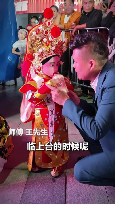 萌！第一次看到喝奶的花木兰