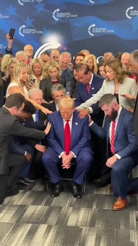 特朗普这是在干嘛？ 是《天龙八部》看多了？