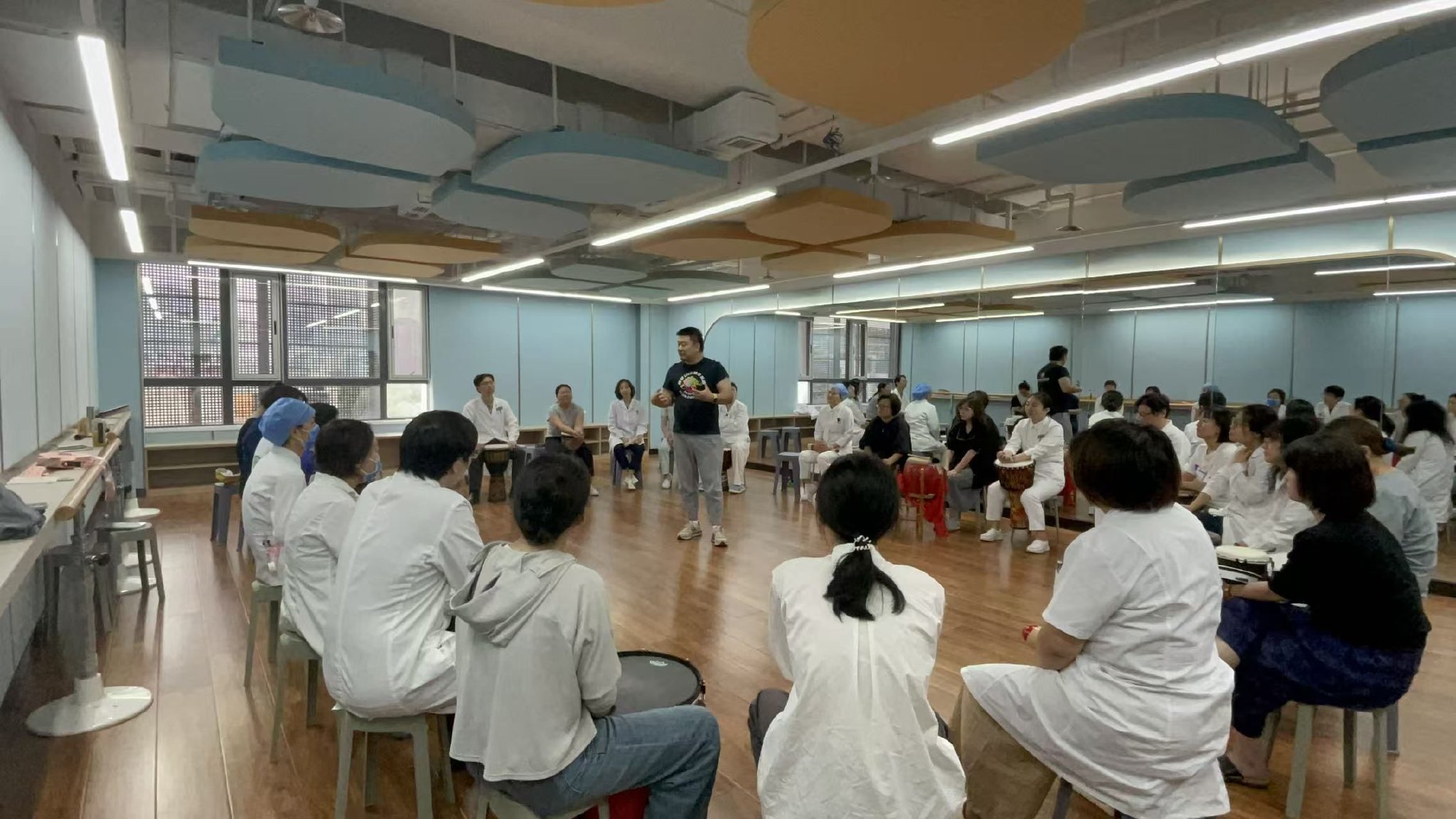 心悅讀書會的聲波療愈場。首都兒童醫學中心供圖