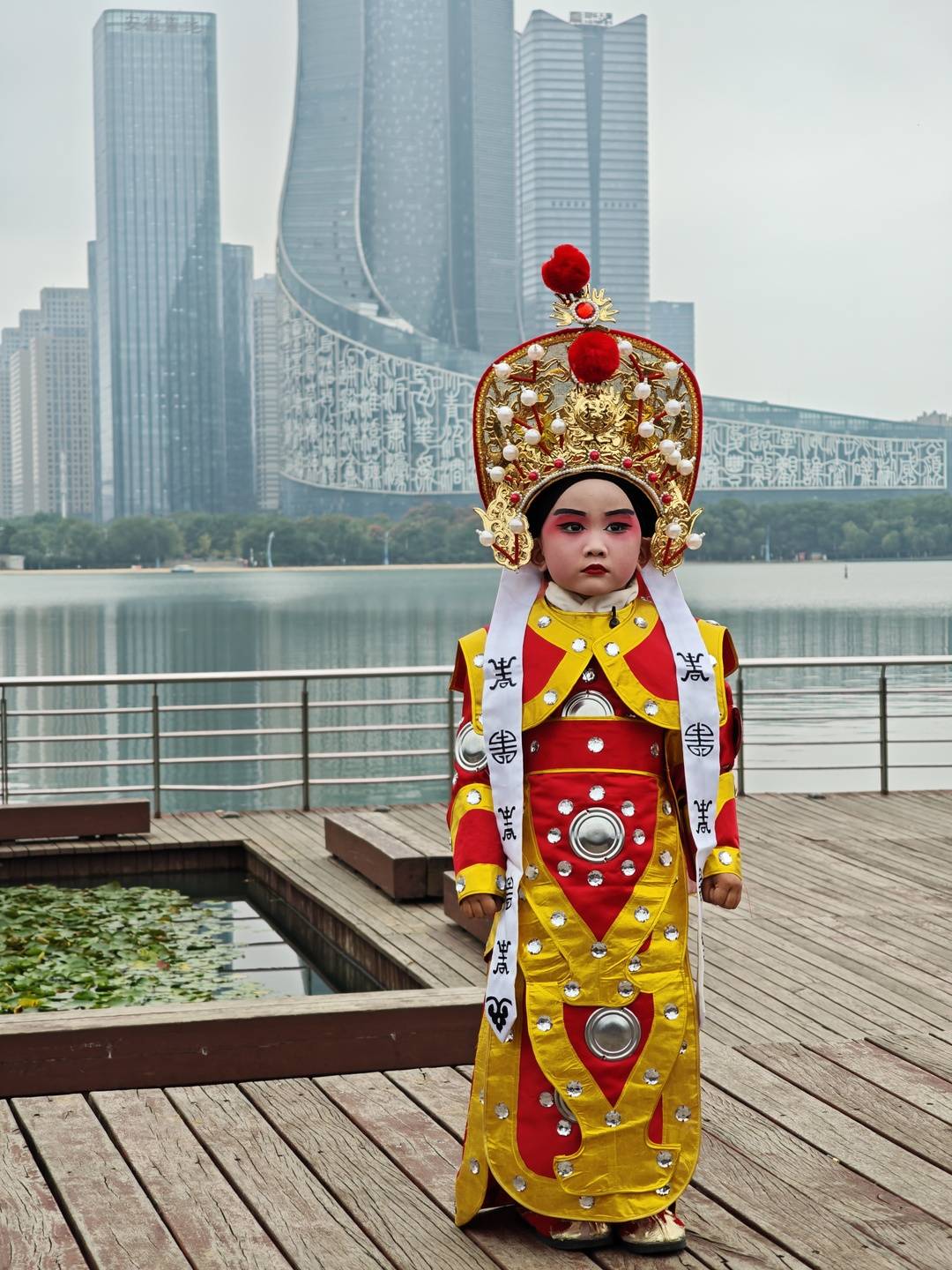 萌娃端奶瓶唱豫剧 网友心都化了：第一次见“花木兰”喝奶！