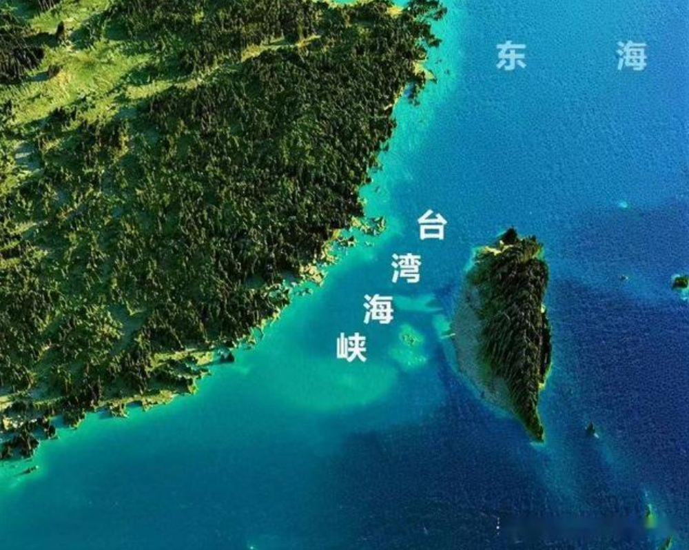福建腹地和台湾岛各自的地形情况,肉眼可见岛上的平原面积还比福建腹地大得多。