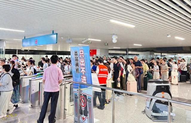 乘客有序进站。上海地铁供图