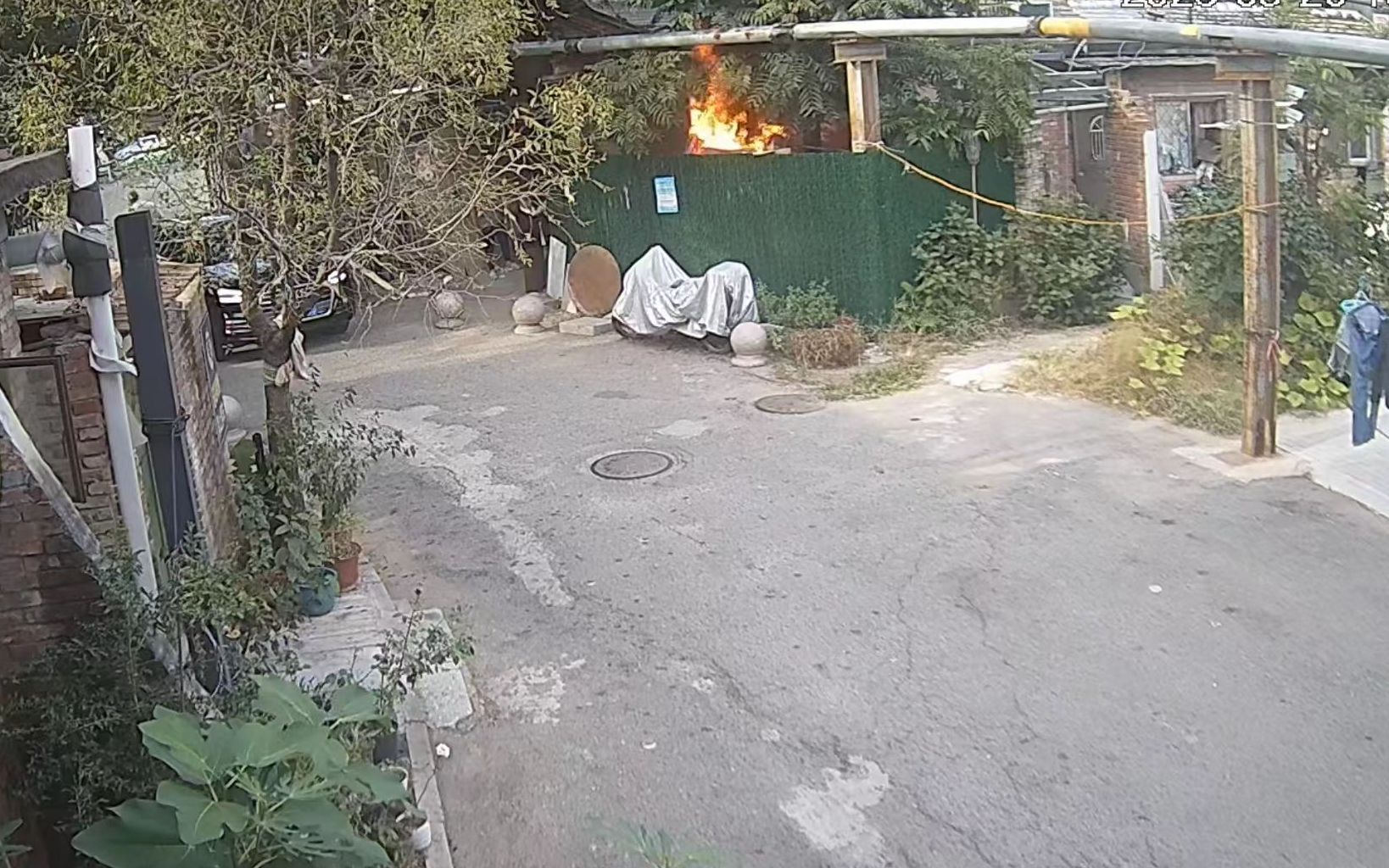 棚頂紙殼燃燒，過火面積約1平方米。海澱消防供圖