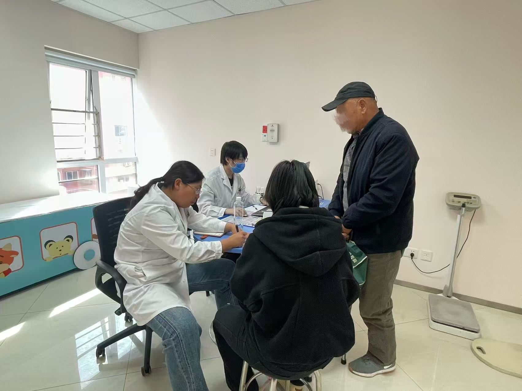 經過現場問診干預後，患者的抽搐短暫發作有所緩解。首都兒童醫學中心供圖