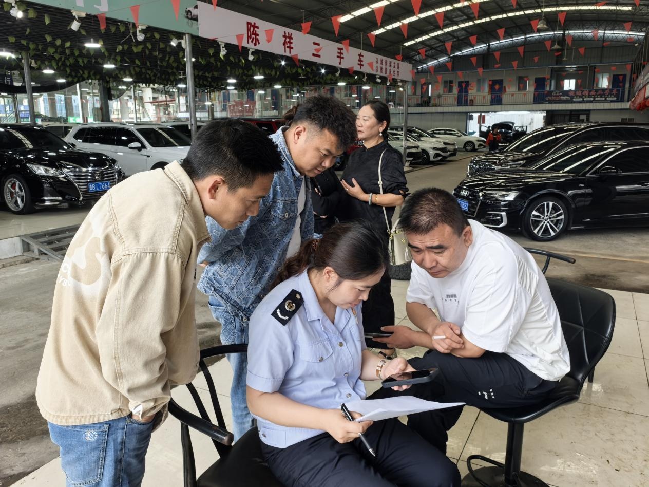 六盘水高新区税务局税务服务小分队走进二手车市场开展政策辅导