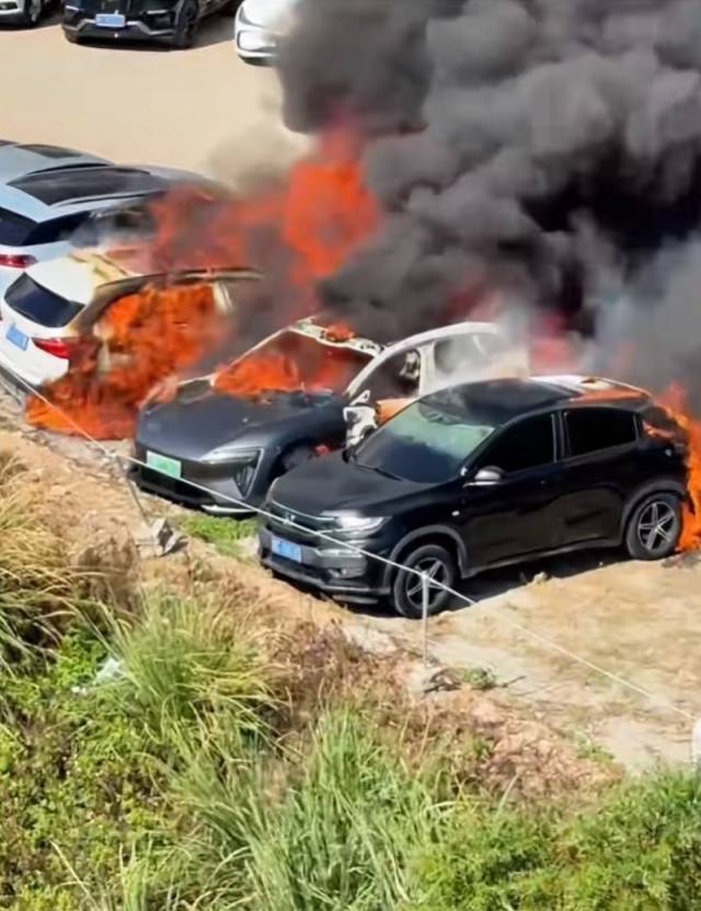 阿维塔06副驾起火殃及多车，车企称正配合调查！已提供数据