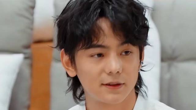 曾志伟夸丁真，他永远不会变坏的，他背负着自己的家乡