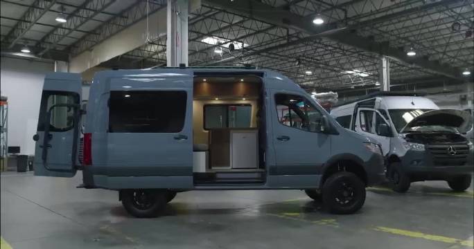 奔驰凌特OHV改装露营车行走系统出色但设施一般